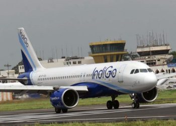 Pasajeros salvan la vida de un bebé que luchaba por respirar en pleno vuelo