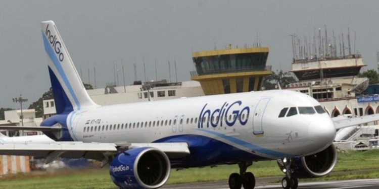 Pasajeros salvan la vida de un bebé que luchaba por respirar en pleno vuelo