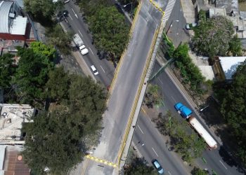 Paso habilitado en el puente 'Adolfo Mijangos López' tras un año de trabajos de reconstrucción