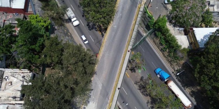 Paso habilitado en el puente 'Adolfo Mijangos López' tras un año de trabajos de reconstrucción