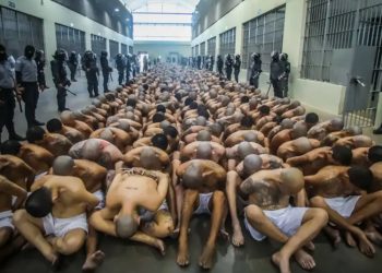 Patricia Bullrich visita la 'mega cárcel' de El Salvador