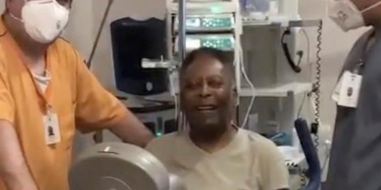 Pelé hospitalizado nuevamente para seguir tratamiento contra tumor