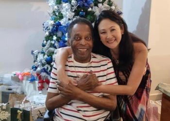 Pelé reaparece sonriente y en familia tras el alta médica
