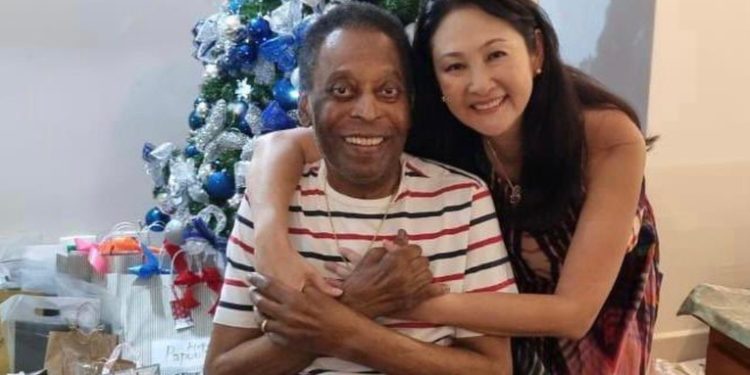 Pelé reaparece sonriente y en familia tras el alta médica