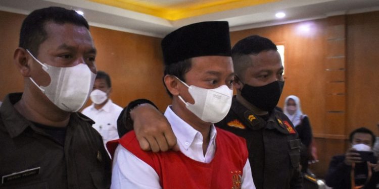 Pena de muerte para un maestro en Indonesia que violó a 13 estudiantes