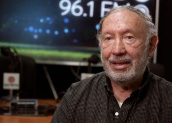 Periodista guatemalteco Gustavo Velásquez recibe premio internacional 'Abelardo Raidi'