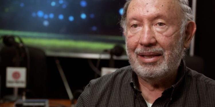 Periodista guatemalteco Gustavo Velásquez recibe premio internacional 'Abelardo Raidi'