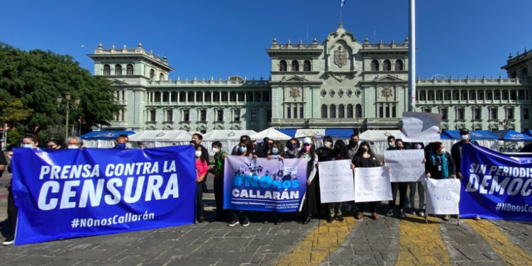 Periodistas independientes marchan en la Plaza Central para exigir libertad de expresión