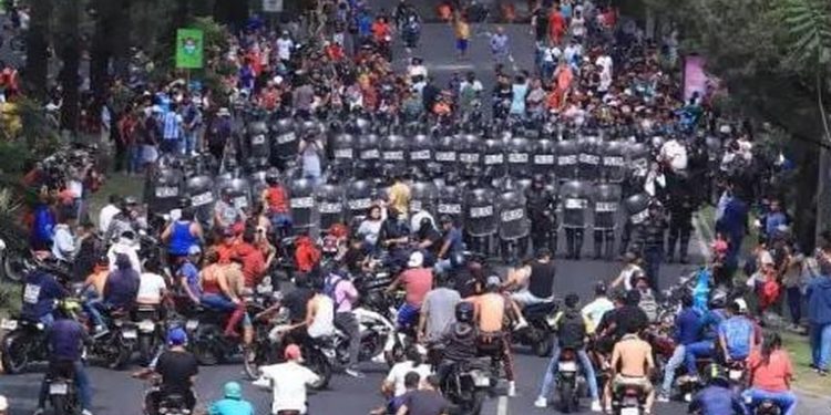 Persisten las manifestaciones y bloqueos tras falta de consenso con el Gobierno