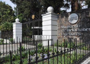 Personal del Consulado de Guatemala da acompañamiento a migrante guatemalteco