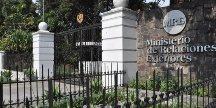 Personal del Consulado de Guatemala da acompañamiento a migrante guatemalteco