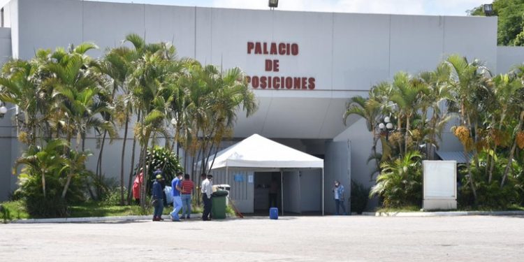 Personal del hospital temporal exigen que se les reubique en otros centros hospitalarios