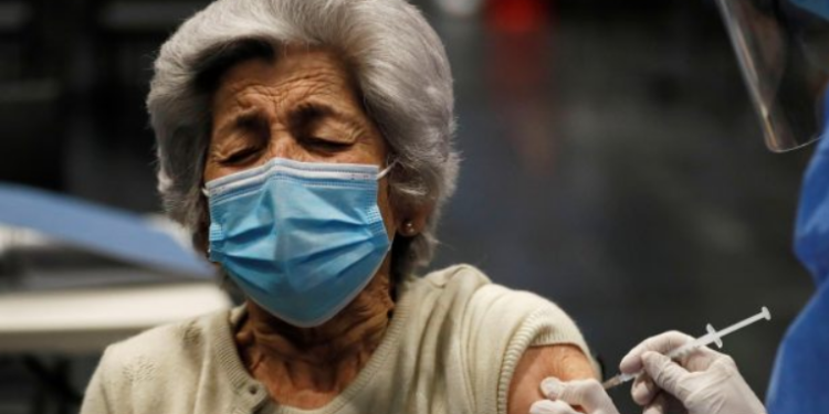 Personas a partir de los 65 años podrán inscribirse para recibir vacuna en contra del Covid-19