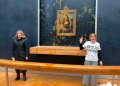 Personas arrojan sopa sobre la obra de la Mona Lisa en el Museo del Louvre de París.