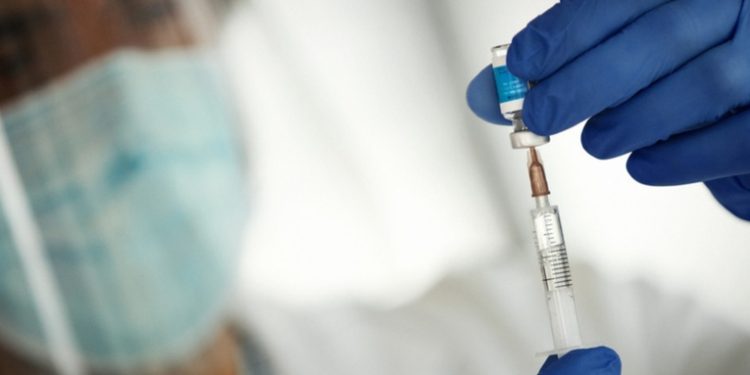 Personas con cáncer podrían necesitar vacunación adicional contra el covid-19 debido a una respuesta inmunológica débil, según un estudio