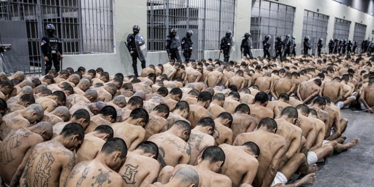 Perú anuncia que analizará viabilidad de las cárceles salvadoreñas: Ojalá podamos implementarlas