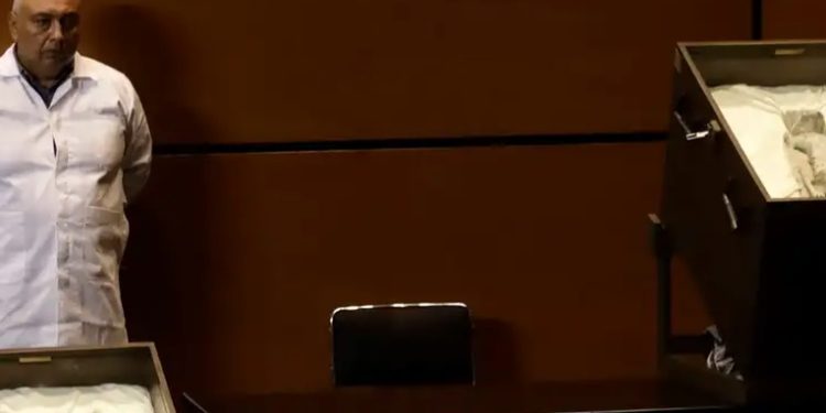 Perú califica de fraude a momias extraterrestres de México