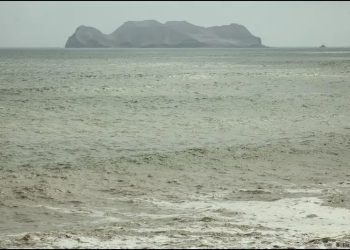Perú cierra 58 puertos ante oleajes por tormentas en EE.UU.