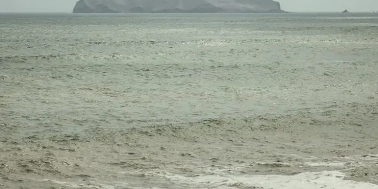 Perú cierra 58 puertos ante oleajes por tormentas en EE.UU.