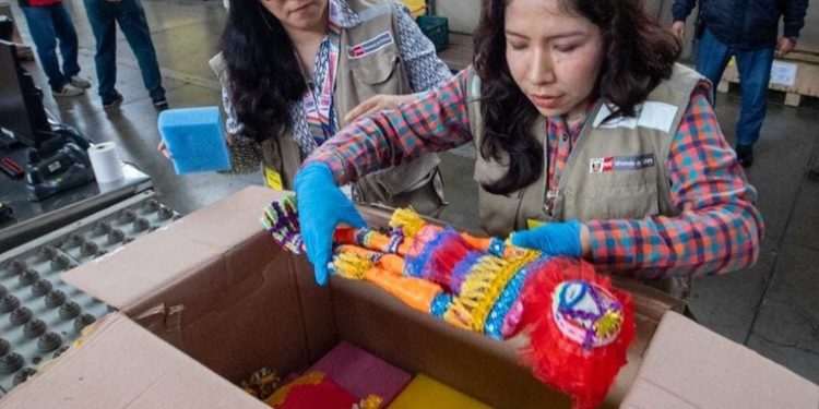 Perú incauta restos óseos de origen prehispánico en una caja de cartón que iba a México