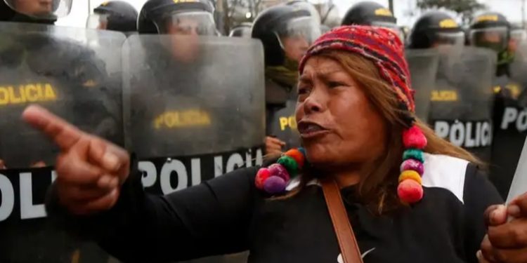 Perú investiga a Policía y Ejército por muertes en protestas