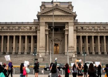 Perú promulga ley para juzgar a adolescentes como adultos