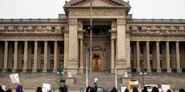 Perú promulga ley para juzgar a adolescentes como adultos