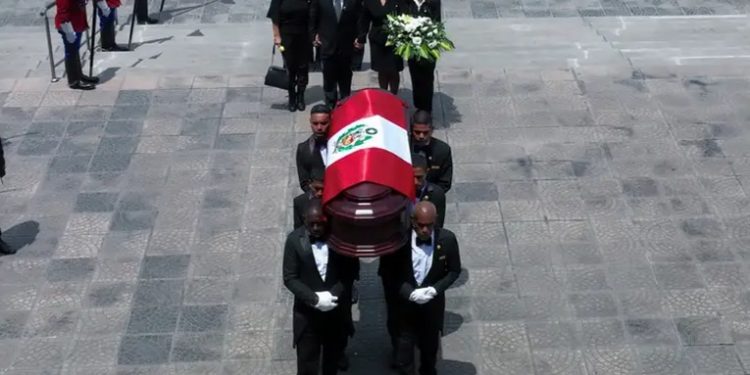 Peruanos despiden al expresidente Alberto Fujimori en Lima