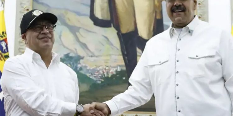 Petro aboga ante Maduro por la paz política en Venezuela