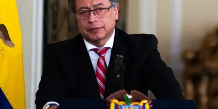 Petro critica a sus ministros e insinúa cambio de gabinete