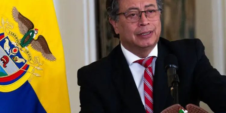 Petro divulga fotos de colombianos deportados por EE. UU.