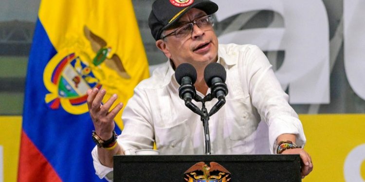 Petro lanza una advertencia a quienes cometan delitos desde la cárcel