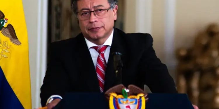 Petro pide a indocumentados en EE. UU. regresar a Colombia