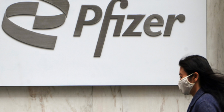 Pfizer acusa a una empleada de robar documentos confidenciales sobre su vacuna anticovid