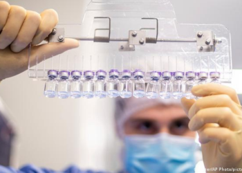 Pfizer y Rusia trabajan en nuevas versiones de sus vacunas para variante ómicron.