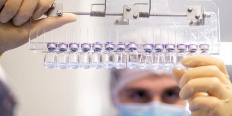 Pfizer y Rusia trabajan en nuevas versiones de sus vacunas para variante ómicron.