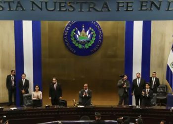 Piden a la Fiscalía investigar a congresistas de El Salvador