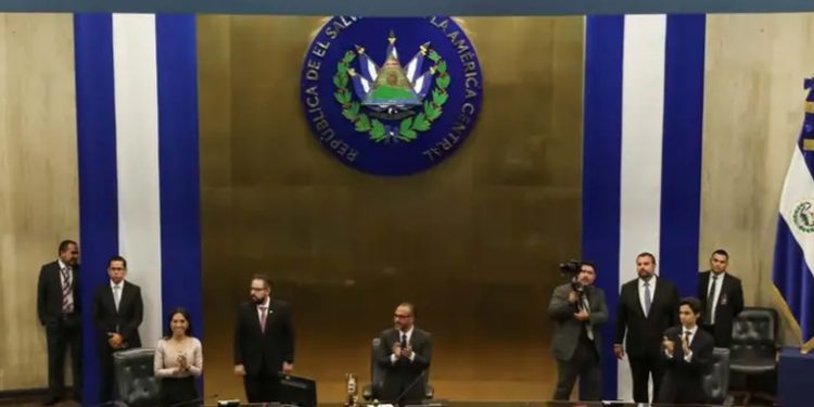 Piden a la Fiscalía investigar a congresistas de El Salvador