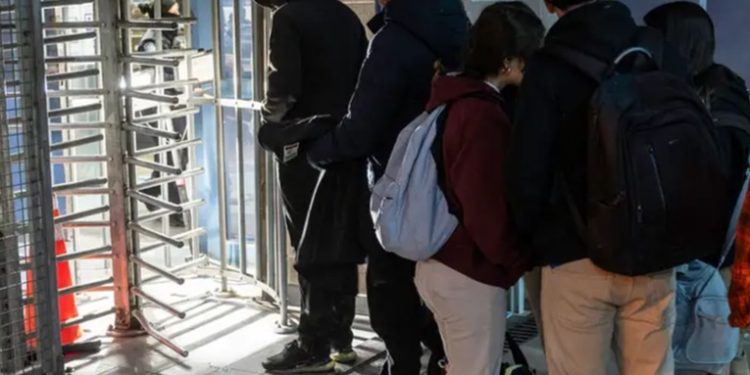 Piden en puente México-EE.UU. apoyo a deportados