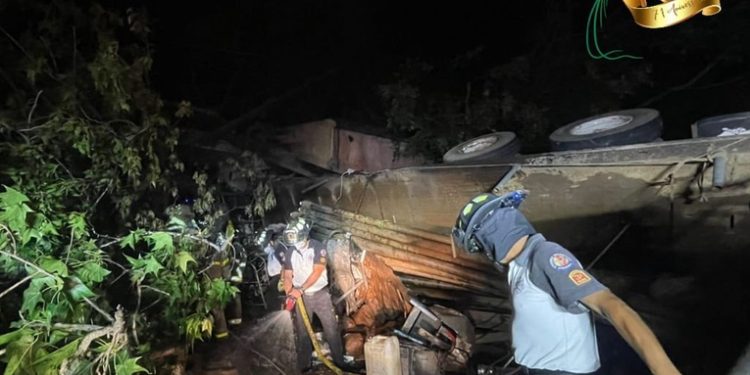 Piloto de tráiler muere calcinado al accidentarse en el kilómetro 20 de la ruta Interamericana