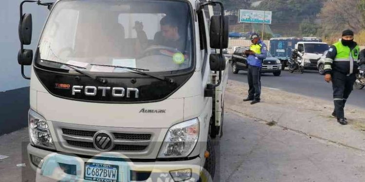 Piloto en estado de ebriedad colisiona con motorista a primeras horas de este miércoles
