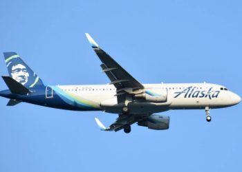 Piloto estadounidense fuera de servicio intenta apagar los motores de un avión en pleno vuelo