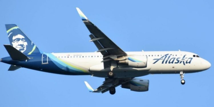 Piloto estadounidense fuera de servicio intenta apagar los motores de un avión en pleno vuelo