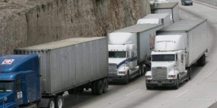 Pilotos de transporte pesado anuncian paro de labores para este lunes