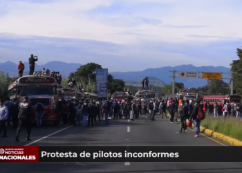 Pilotos interrumpen paso en carretera a El Salvador como medida de protesta
