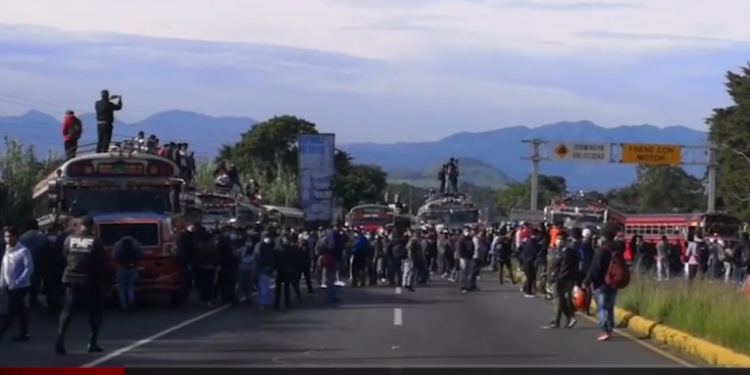 Pilotos interrumpen paso en carretera a El Salvador como medida de protesta
