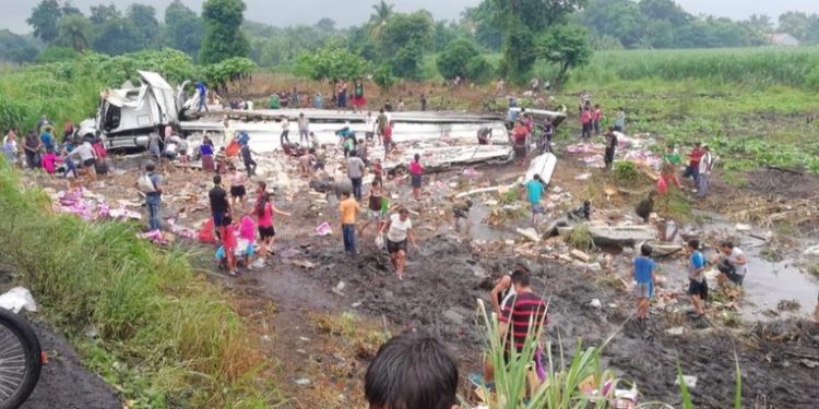 Pilotos piden sancionar a quienes roben producto de camiones accidentados