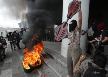 Placa al frente del Ministerio Público es incendiada por manifestantes