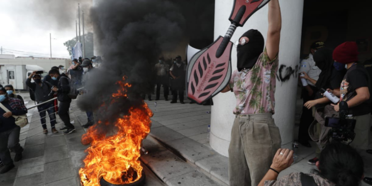 Placa al frente del Ministerio Público es incendiada por manifestantes