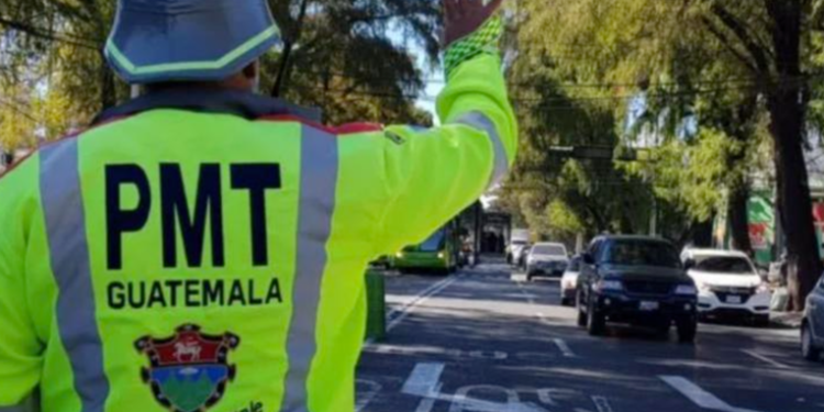 PMT retira obstáculos de vías públicas en zonas capitalinas para eliminar cobros ilegales de parqueo